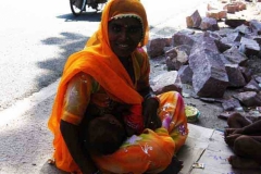 India egyik arca-Gyermekét táláló útmunkás nő Jodhpurban