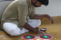 Sachin Jadhav indiai művész rangolit készít kőporból