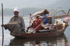 47. Öszzkomfortos csónak a Dal tavon Srinagarban